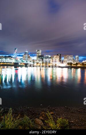 Portland Oregon Waterfront Willamette fiume che scorre sotto il ponte di Hawthorne Foto Stock