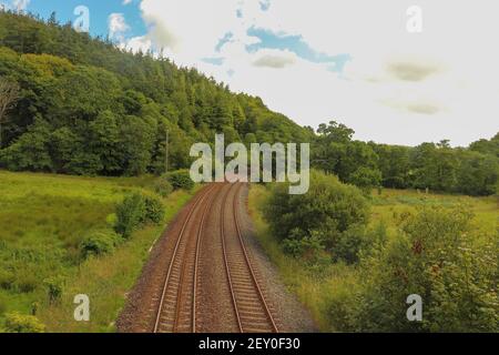 Percorsi in treno che attraversano la campagna della Cornovaglia Foto Stock