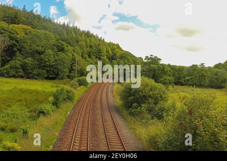 Percorsi in treno che attraversano la campagna della Cornovaglia Foto Stock