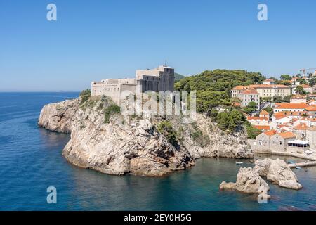 Dubrovnik, Croazia - 22 agosto 2020: Porto ovest con Fort Lovrijenac nel centro storico di Dubrovnik in estate Foto Stock