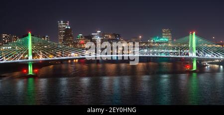 Attraversamento Tilikum Portland Oregon Nuova Costruzione del ponte sul fiume Willamette Foto Stock