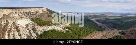 paesaggio - scarpland con cueste e imboschimento nella valle In Crimea Centrale Foto Stock