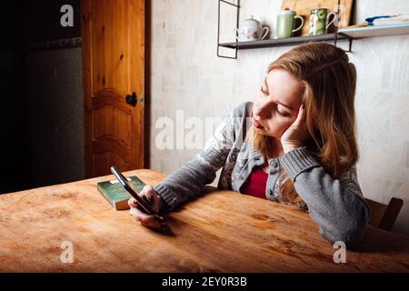 contate il denaro speso per le tasse. compilate i documenti di pagamento a casa Foto Stock