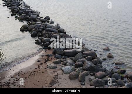 Diga di pietra anti-drive sul mare. Diga anti-onda, diga di mare grandi pietre nel mare. Foto Stock