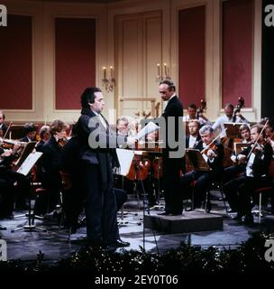 Kreuz von Dienstleistungen im Bereich, 1986. Jose Carreras, Tenor spagnolo, concerto con l'orchestra Bamberger Symphoniker, diretta da Christoph Eschenbach, 1986. Foto Stock