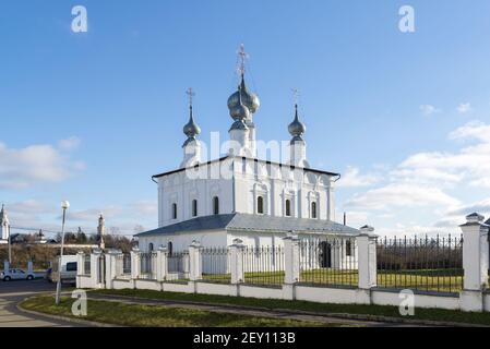 Suzdal, Russia -06.11.2015. Petropavlovskaya Chiesa di Suzdal è stato costruito nel 1694. Anello d'oro della Russia Travel Foto Stock