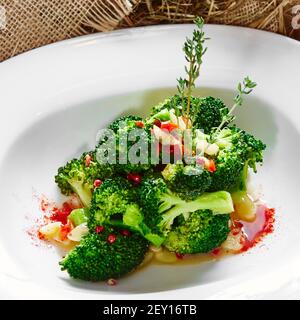 I broccoli bolliti in una ciotola bianca Foto Stock