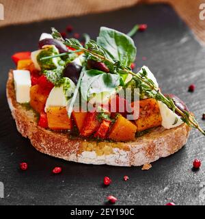 Bruschetta con zucca arrosto Foto Stock