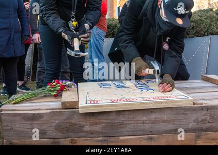 Chicago, il, Stati Uniti. 4 Marzo 2021. Gli attivisti del clima gettano le unghie in una mappa in legno del 10° Ward di Chicago per protestare contro il trasferimento di General Iron, una società di rottamazione di metalli, da un quartiere benestante sul lato nord della città al sud-est della città. Credit: Dominic Gwinn/ZUMA Wire/Alamy Live News Foto Stock