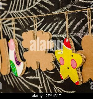 Giocattoli di cartone per l'albero di Natale o ghirlanda. Decorazioni Creative. Messa a fuoco selettiva Foto Stock