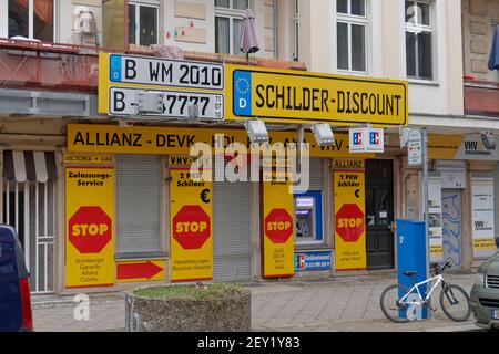 KFZ Zulassungsservice, KFZ-Schillder, KFZ-Versicherungen, Jueterborger Strasse, Kreuzberg, Berlino, Germania Foto Stock