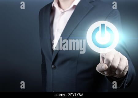 uomo d'affari preme il pulsante di avviamento. Concetto di pulsante di accensione premuto da uomo d'affari. Uomo d'affari che tocca il pulsante virtuale START. Uomo d'affari premendo start Foto Stock