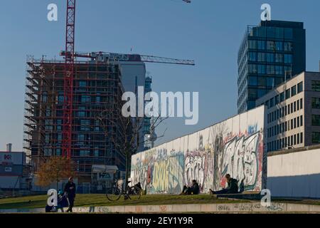 Berliner Mauer, East Side Gallery and der Spree, Neubauten Media Spree, Mercedes, Berlin-Friedrichshain, Berlino, Germania, Europa Foto Stock