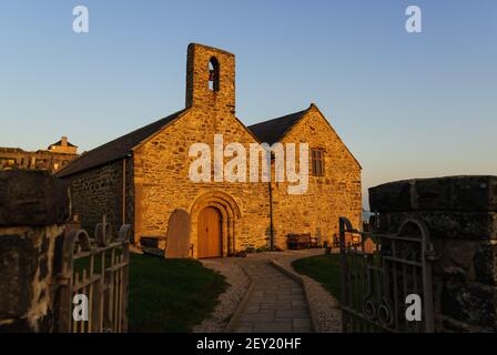 Chiesa di St Hywyn nel villaggio costiero gallese di Aberdaron, Gwynedd. Risalente al 12 ° secolo chiamato dopo St Hywyn un primo santo gallese Foto Stock