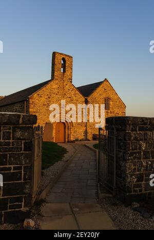 Chiesa di St Hywyn nel villaggio costiero gallese di Aberdaron, Gwynedd. Risalente al 12 ° secolo chiamato dopo St Hywyn un primo santo gallese Foto Stock