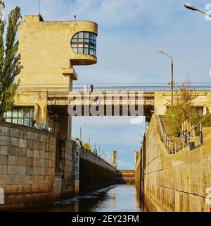 Una delle chiuse sul fiume navigabile Foto Stock