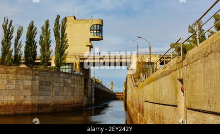 Una delle chiuse sul fiume navigabile Foto Stock