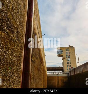 Una delle chiuse sul fiume navigabile Foto Stock