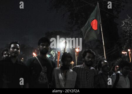 Dhaka, Bangladesh. 04 marzo 2021. Gli attivisti studenteschi di sinistra hanno organizzato una protesta e una fiaccola processione al TSC di Dhaka per chiedere alla giustizia di uccidere lo scrittore Mushtaq in carcere, hanno anche chiesto il rilascio dei leader studenteschi detenuti e l'abrogazione del Digital Security Act. La processione è andata dal TSC a Shahbag, ha girato Doel Chattar di nuovo e si è conclusa a TSC.Dhaka 3 marzo 2021 (Foto di MD Saiful Amin/Pacific Press/Sipa USA) Credit: Sipa USA/Alamy Live News Foto Stock