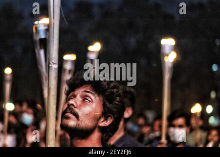 Dhaka, Bangladesh. 04 marzo 2021. Gli attivisti studenteschi di sinistra hanno organizzato una protesta e una fiaccola processione al TSC di Dhaka per chiedere alla giustizia di uccidere lo scrittore Mushtaq in carcere, hanno anche chiesto il rilascio dei leader studenteschi detenuti e l'abrogazione del Digital Security Act. La processione è andata dal TSC a Shahbag, ha girato Doel Chattar di nuovo e si è conclusa a TSC.Dhaka 3 marzo 2021 (Foto di MD Saiful Amin/Pacific Press/Sipa USA) Credit: Sipa USA/Alamy Live News Foto Stock