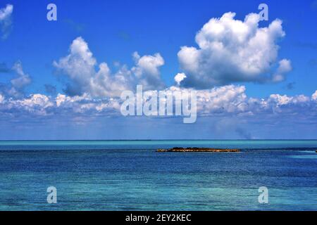 Costa e roccia nella laguna blu Foto Stock