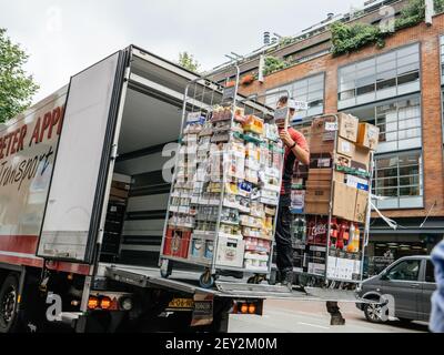 Haarlem, Paesi Bassi - 21 luglio 2018: Scena di strada olandese con camion di grandi dimensioni che scaricano bevande multiple sulla piattaforma da consegnare per bar o ristorante supermarkt - carrozza da trasporto maschile Foto Stock