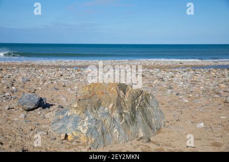 Una vista sulla spiaggia di Porthtowan in una giornata soleggiata in Cornovaglia Foto Stock