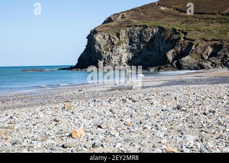 Una vista sulla spiaggia di Porthtowan in una giornata soleggiata in Cornovaglia Foto Stock
