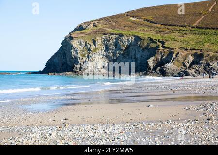 Una vista sulla spiaggia di Porthtowan in una giornata soleggiata in Cornovaglia Foto Stock