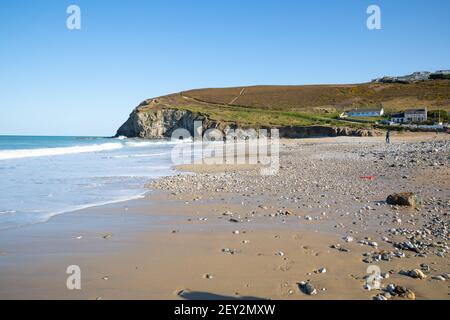 Una vista sulla spiaggia di Porthtowan in una giornata soleggiata in Cornovaglia Foto Stock