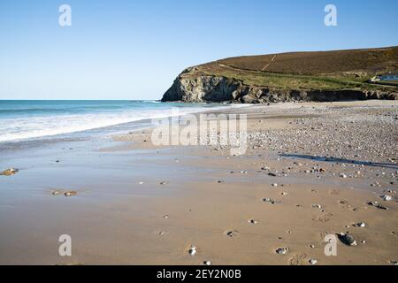 Una vista sulla spiaggia di Porthtowan in una giornata soleggiata in Cornovaglia Foto Stock