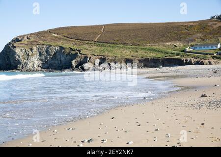 Una vista sulla spiaggia di Porthtowan in una giornata soleggiata in Cornovaglia Foto Stock