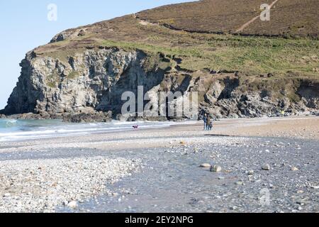 Una vista sulla spiaggia di Porthtowan in una giornata soleggiata in Cornovaglia Foto Stock