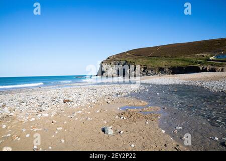 Una vista sulla spiaggia di Porthtowan in una giornata soleggiata in Cornovaglia Foto Stock