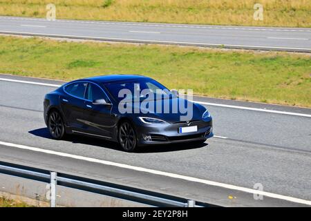 Auto elettrica Black Tesla Model S in autostrada in una giornata di sole a Salo, Finlandia. 17 luglio 2020. Foto Stock