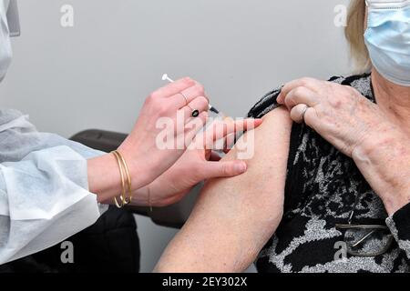 Parigi, Francia. 05 marzo 2021. La campagna di vaccinazione contro Covid-19 sta accelerando. Centro di vaccinazione di Orly, vicino a Parigi, Francia il 5 marzo 2021. Photo by Lionel Urman/ABACAPRESS.COM Credit: Abaca Press/Alamy Live News Foto Stock