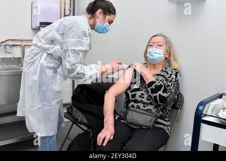 Parigi, Francia. 05 marzo 2021. La campagna di vaccinazione contro Covid-19 sta accelerando. Centro di vaccinazione di Orly, vicino a Parigi, Francia il 5 marzo 2021. Photo by Lionel Urman/ABACAPRESS.COM Credit: Abaca Press/Alamy Live News Foto Stock