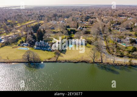 Vista aerea delle tenute di southampton sul lago Agawam a southampton, NY Foto Stock