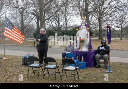 In una fredda giornata invernale, un piccolo gruppo di cattolici si è adorato nel parco nel luogo in cui Veronica Lueken ha ricevuto le sue apparizioni di Gesù e Maria Foto Stock