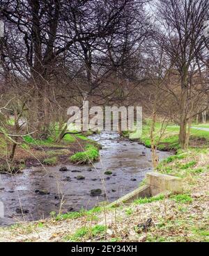 Ruscello e percorso a Figgate Park Edimburgo, Scozia, Regno Unito Foto Stock