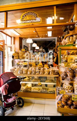 Panetteria greca al mercato coperto del mercato coperto di Chania, Creta, Grecia. Foto Stock