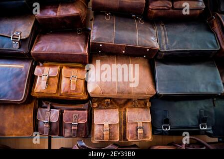 Mercato della pelle all'aperto di Chania a Chania, Creta, il più grande delle isole greche. Foto Stock