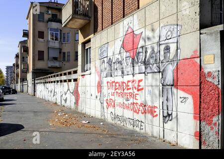 Milano (Italia) graffiti politici nel distretto di Giambellino Foto Stock