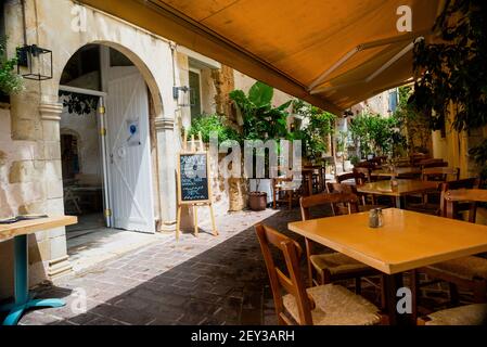 Sole e ombra a Chania sull'isola greca di Creta. Foto Stock