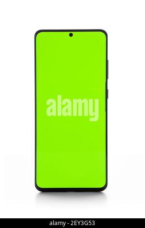Telefono cellulare con schermo verde, isolato su bianco Foto Stock