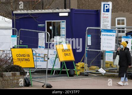 Coalville, Leicestershire, Regno Unito. 5 marzo 2021. Una donna passa davanti a un centro di test covid-19. Il Leicestershire del Nord Ovest ha il tasso più alto di coronavirus in Inghilterra secondo le ultime cifre di sanità pubblica Inghilterra. Credit Darren Staples/Alamy Live News. Foto Stock