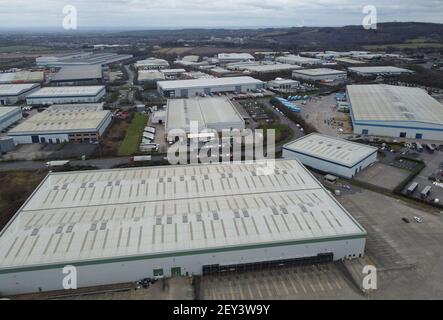 Coalville, Leicestershire, Regno Unito. 5 marzo 2021. Vista sui magazzini del Parco industriale di Bardon. Il Leicestershire del Nord Ovest ha il tasso più alto di coronavirus in Inghilterra secondo le ultime cifre di sanità pubblica Inghilterra. Si pensa che la quantità di distribuzione e di immagazzinaggio nell'area che attingono la loro forza lavoro da tutte le Midlands potrebbe essere la ragione. Credit Darren Staples/Alamy Live News. Foto Stock