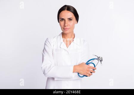 Foto di una giovane donna seria e sicura terapeuta indossare un cappotto formale stetoscopio con sfondo bianco isolato Foto Stock