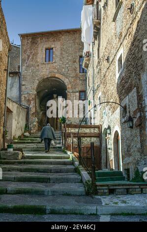 Scalini e vecchie case in pietra dei villaggi di montagna in Abruzzo. Rosciolo dei Marsi, provincia di l'Aquila, Abruzzo, Italia, Europa Foto Stock