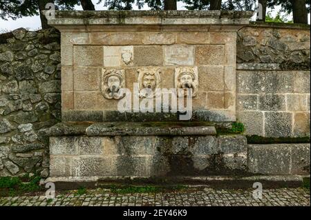 antica fontana del xiv secolo con tre enormi maschere e 3 beccucci dai quali scorre acqua fresca e limpida. Salle, Provincia di Pescara, Abruzzo Foto Stock